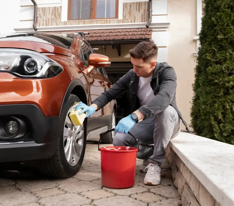 Lavage auto à domicile Brélès : professionnel intervenant sur un véhicule